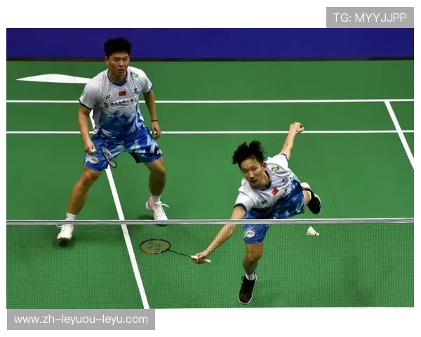 羽毛球扑球的动作